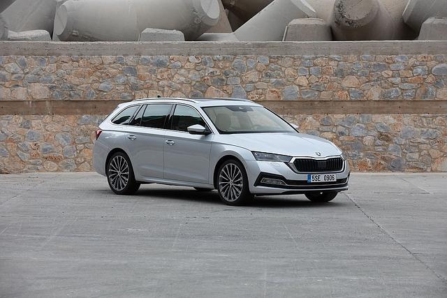 Assistenzsysteme, wie der Side- und Emergency Assist, der adaptive Abstandsassistent (bis zu 210 km/h) der vierten Octavia-Generation Premiere
