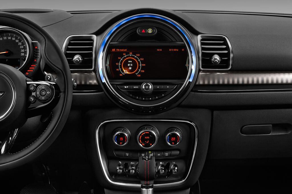 MINI Clubman (Baujahr 2017) Cooper SD 5 Türen Mittelkonsole