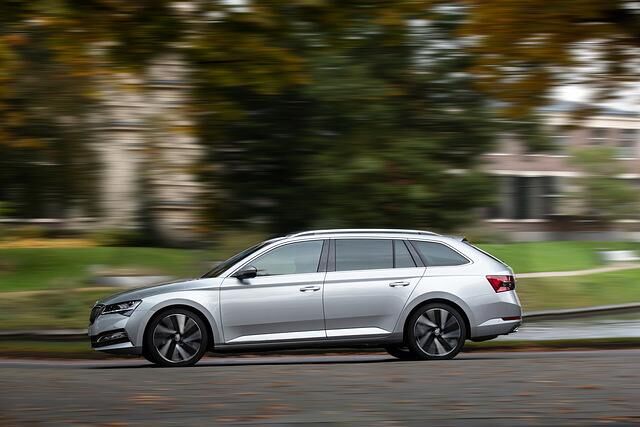 Stolze 4,86 Meter ist der Skoda Superb Combi lang