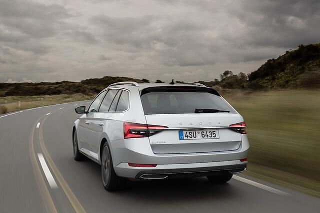 Große Klappe, viel dahinter: Der Skoda Superb Combi bietet Platz für 1.950 Liter Gepäck
