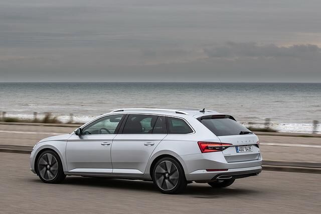 Das Blechkleid des Skoda Superb ist von scharfkantigen Charakterlinien durchzogen