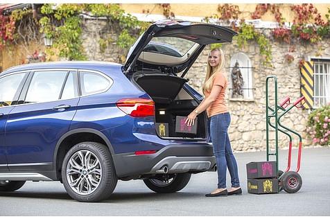 Die Heckklappe des BMW schwingt ebenfalls weit auf