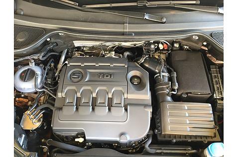 Der Zweiliter-Diesel im Seat ist knurrig