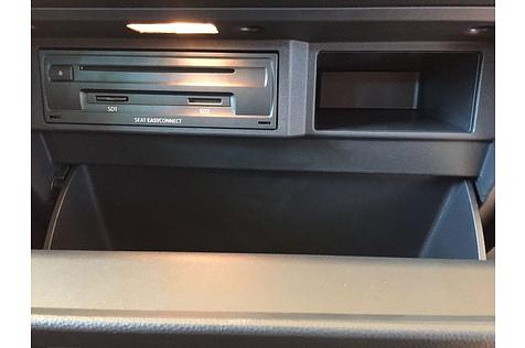 Auch beim Handschuhfach des Seat Ateca regiert das Hartplastik