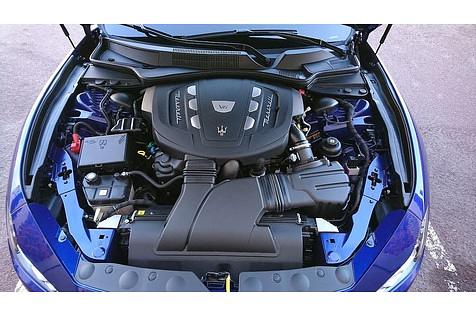 Der 3,0 Liter große V6-Dieselmotor des Maserati Ghibli Diesel.