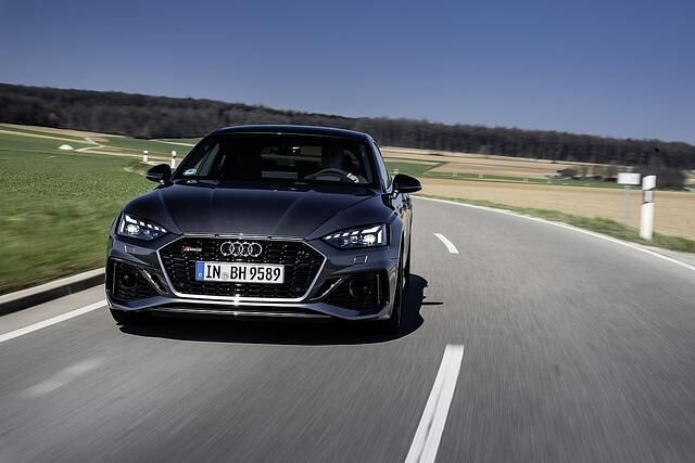 Die Front des Audi RS 5 Sportback wurde etwas verändert: Unter anderem ist der Kühlergrill breiter und flacher