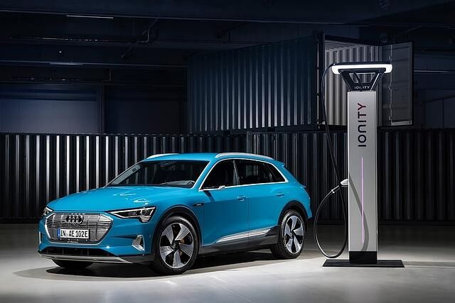 Ionity Ladestationen können in der Regel mit mehr als 50 kW laden