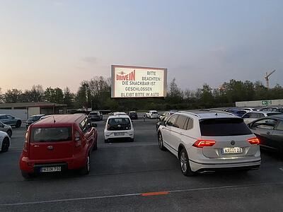 Corona-Ansturm auf Autokinos - Film ab - ohne Mundschutz!