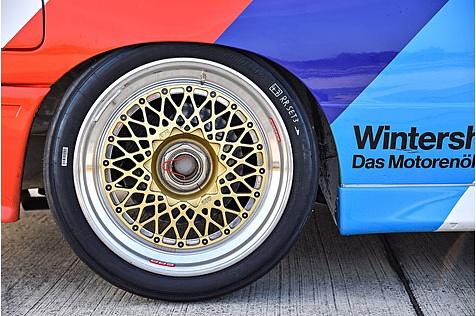 Die Reifen verschwinden fast in den Radläufen