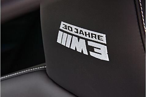 Stickereien auf der Kopfstütze