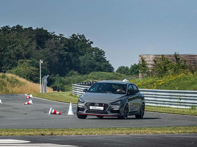 Der Golf-GTI-Rivale Hyundai i30 N hat mit seinen 202 kW/275 PS das passende Rüstzeug für den wilden Tanz um die 19 Kurven der 4,2 Kilometer langen Strecke serienmäßig an Bord