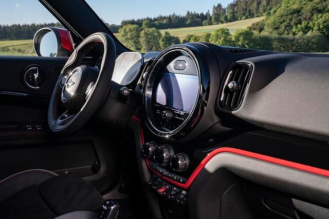 Das Infotainmentdisplay im Countryman JCW bietet eine neue Klavierlack-Einfassung