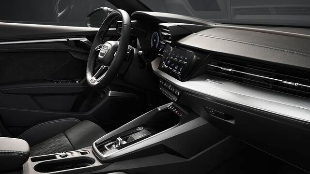 Die Mittelkonsole neigt sich dem Fahrer zu