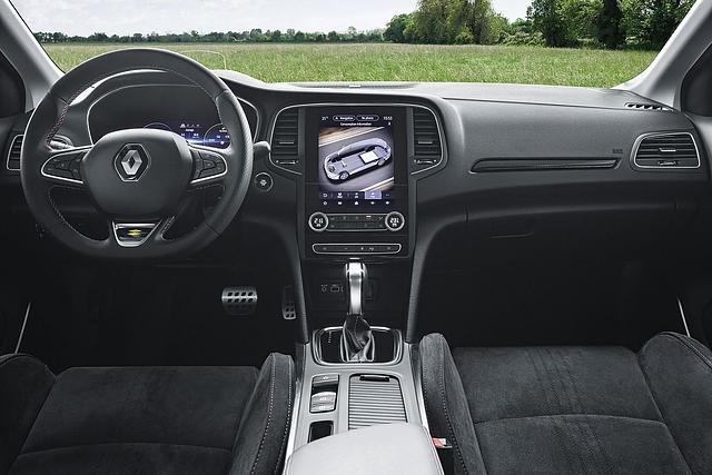 Das Cockpit ist übersichtlich und die Bedienung eingängig