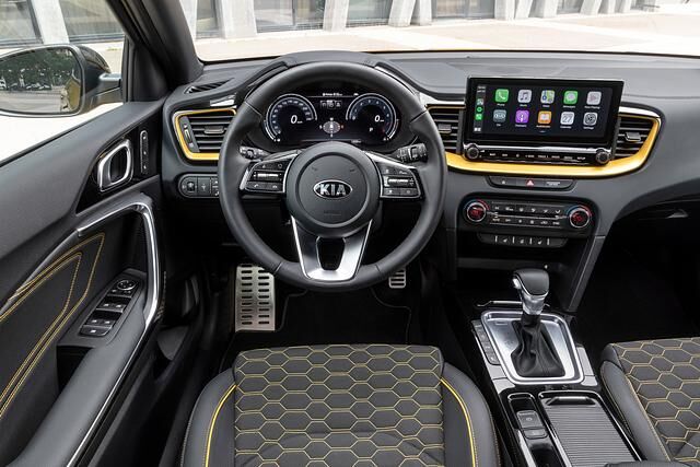 Das Cockpit des Kia XCeed ist modern eingerichtet und gut verarbeitet