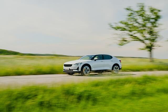 Unter der Fließheck-Karosserie (Länge: 4,61 Meter) stecken zwei Elektromotoren mit zusammen 300 kW/408 PS Leistung