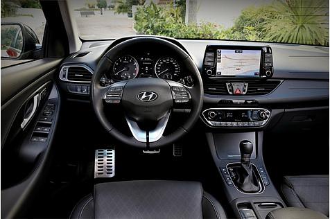 Zentral auf dem Armaturenfrett des Hyundai i30: der Navigationsbildschirm