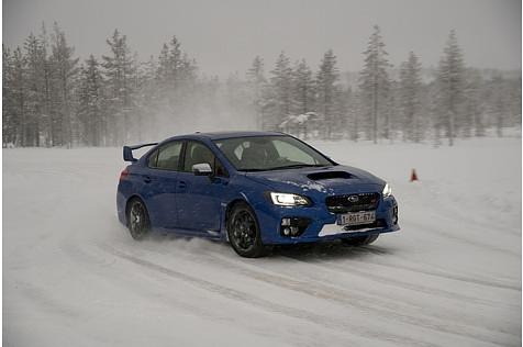 Sein großer Bruder WRX STi kommt mit wesentlich mehr Kraft ums Eck.