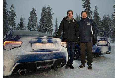 Subaru-Fahrer und Fußball-Weltmeister von 1990, Guido Buchwald, und Subaru-Deutschland Chef Volker Dannath am neuen Subaru BRZ.