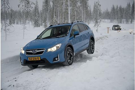 Der Subaru XV fährt sich auch auf drei Rädern.