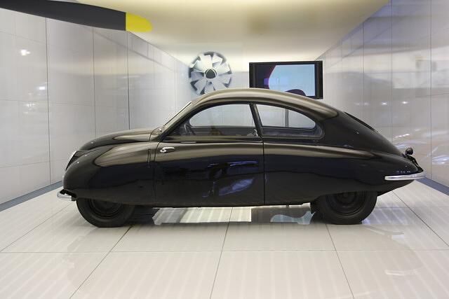 Am 4. Juni wird dem Management von Saab ein Prototyp des 92 gezeigt, nur sechs Tage später, am 10. Juni, findet die Pressevorstellung statt