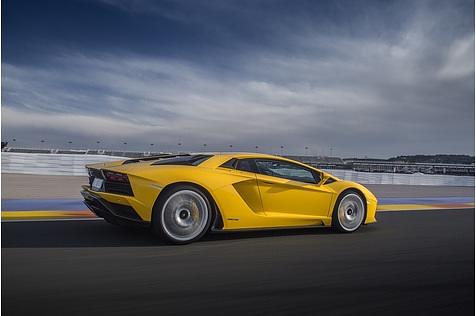 Der Lamborghini Aventador S ist 4,80 Meter lang