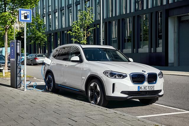 Mit Wechselstrom soll ein- wie dreiphasiges Laden der Batterie mit bis zu 11 kW möglich sein
