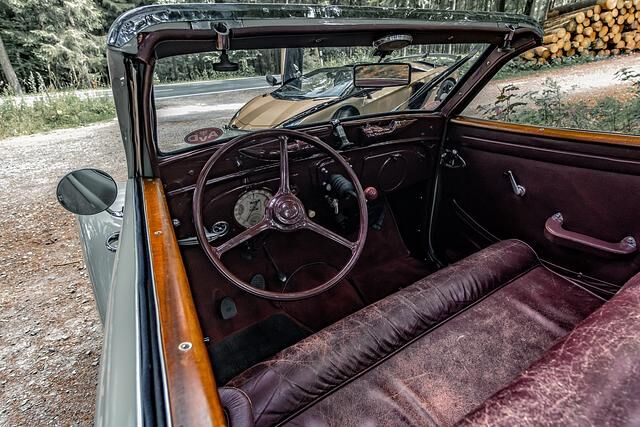 Bei dem über fünf Meter langen Peugeot handelt es sich um ein Cabrio mit versenkbarem Blechdach