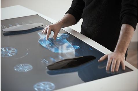 Wie im Science-Fiction-Film: auf einem 40,6 Zoll Riesen-Touchscreen können sich die Kunden ihr Auto zusammenstellen