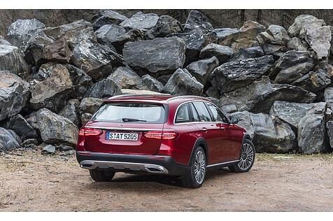Der Aufpreis zum normalen T-Modell beträgt 4.000 Euro.