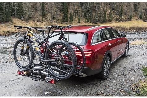 Bis zu 100 Kilogramm kann der Mercedes E 220 d All-Terrain auf seine Anhängerkupplung packen.