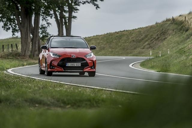 Das Fahrverhalten des Toyota Yaris Hybrid ist deutlich besser