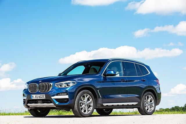 Der BMW X3 xDrive30e wiegt 1.990 Kilogramm