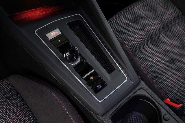 Nicht fehlen dürfen freilich auch im Cockpit die roten Akzente, und natürlich nimmt man auf klassischen Karo-Sitzen Platz