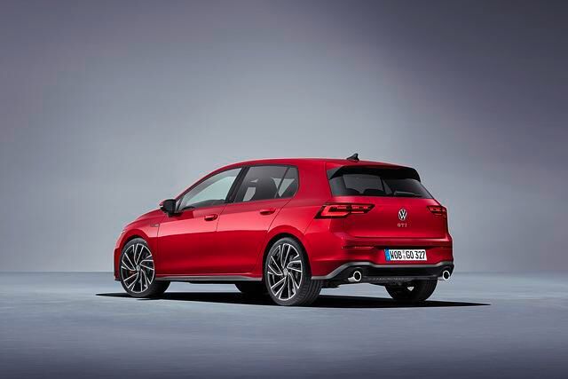Von hinten punktet der GTI mit zwei echten Endrohren und einem Spoiler