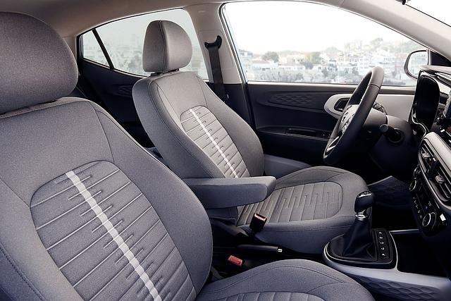 Das Gestühl im Hyundai i10 1.2 lässt es an Seitenhalt vermissen