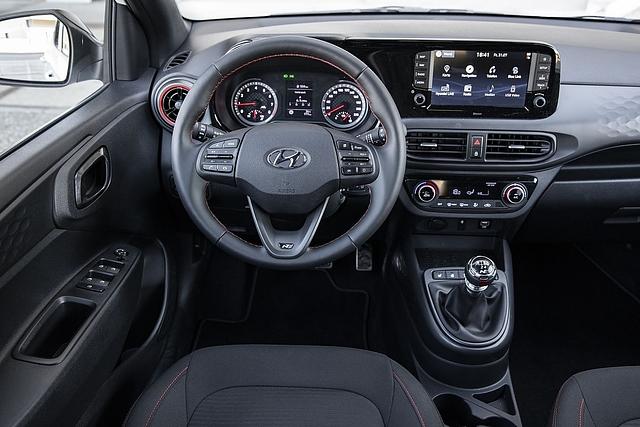 Beim Hyundai i10 N-Line bietet das Interieur einige rote Akzente