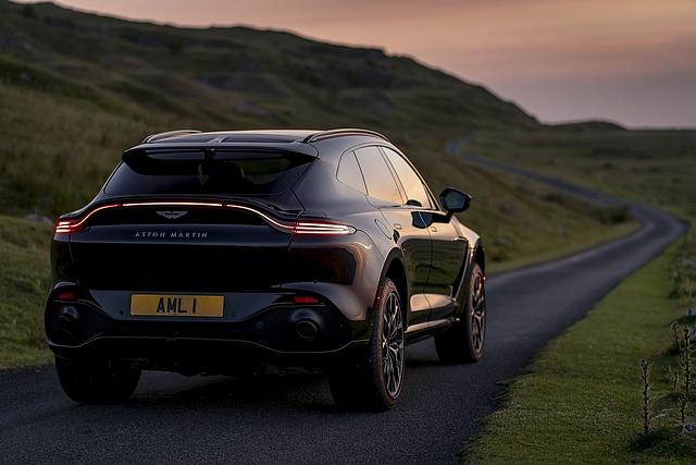 Dank der Höchstgeschwindigkeit von 291 km/h zeigt der Aston Martin DBX den meisten Verkehrsteilnehmern die Rücklichter