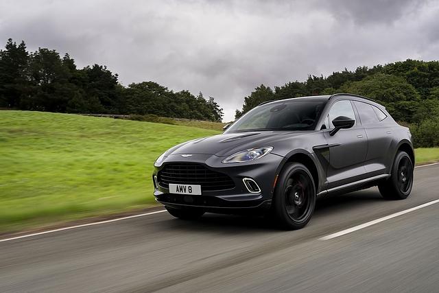 Nach 4,5 Sekunden erreicht der Aston Martin DBX 100 km/h