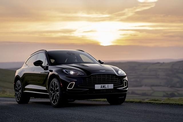Im Aston Martin DBX finden vier Erwachsene angenehm Platz