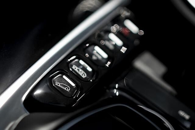 Auch im Gelände steht der Aston Martin DBX seinen Mann