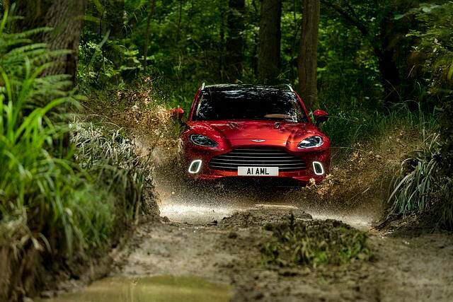 Der neue Aston Martin macht auch im Gelände eine gute Figur