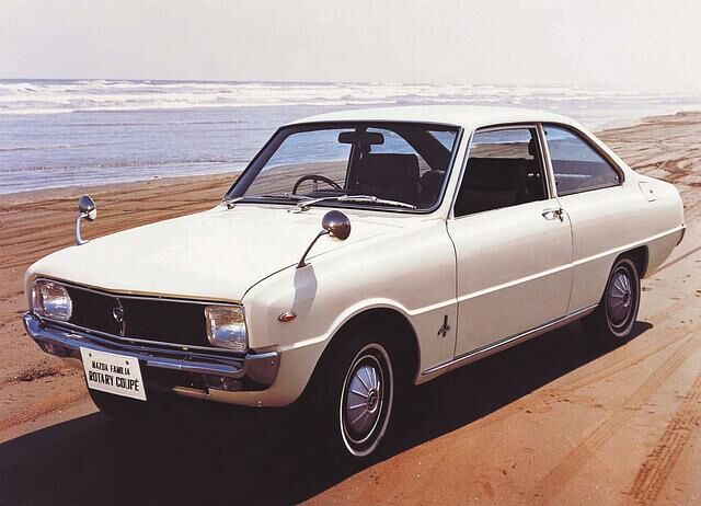 . Der Mazda R100 bringt den Kreiskolben-Motor in kompakte Coupé-Form und erzielt als erster Mazda mit Wankel Exporterfolge auf vier Kontinenten 
