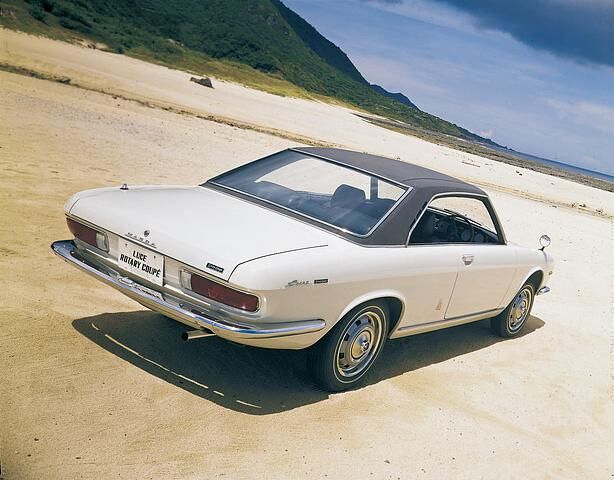 Das Luce R130 Coupé, ist mit hinterer Einzelradaufhängung, Vorderradantrieb und Wankelmotor dem Wettbewerb voraus 
