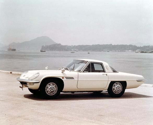 Am 30. Mai 1967 erfolgt die Vorstellung der Serienversion des Cosmo Sport 110S