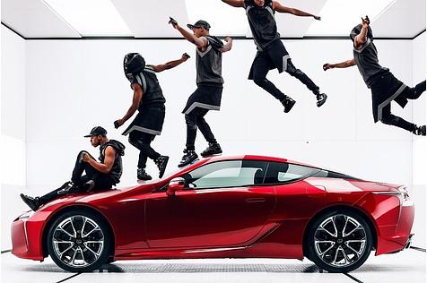 In dem Spot des schwedischen Regisseurs Jonas Akerlund geht es nicht um (Selbst)Ironie, sondern um ästhetische Bilder von Tänzern und Lexus LC 500.