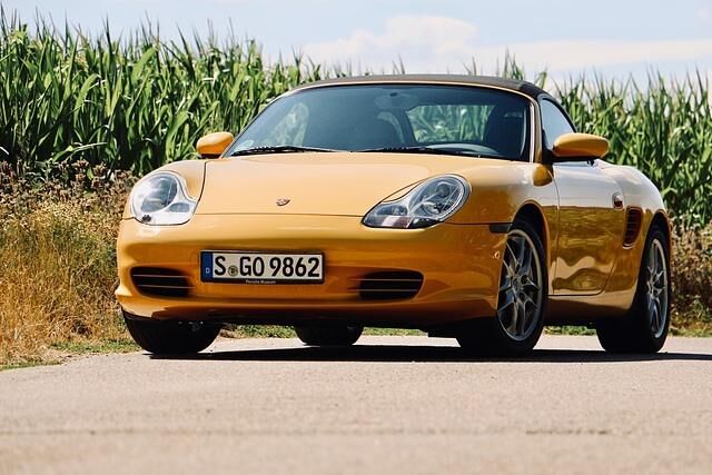 Im Porsche 986 Boxster aus dem rollenden Museum konnte wir das neue Porsche Classic Communication Management Systeme PCCM Plus auf Hertz und Nieren testen
