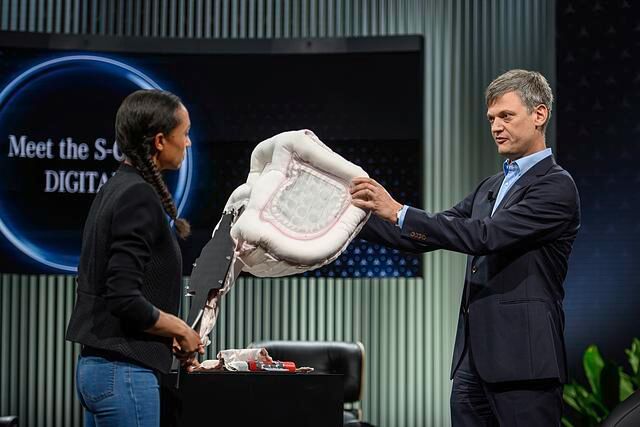 Dr. Michael Hafner, Leiter Automatisiertes Fahren, zeigt bei der digitalen Präsentation der neuen Sicherheitstechnik der S-Klasse den neuen Fondairbag, dessen röhrenartiges Außenskelett hart...