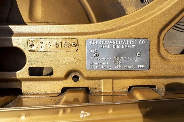 Die Plakette im Motorraum verrät die interne Bezeichnung \"Typ 48\"