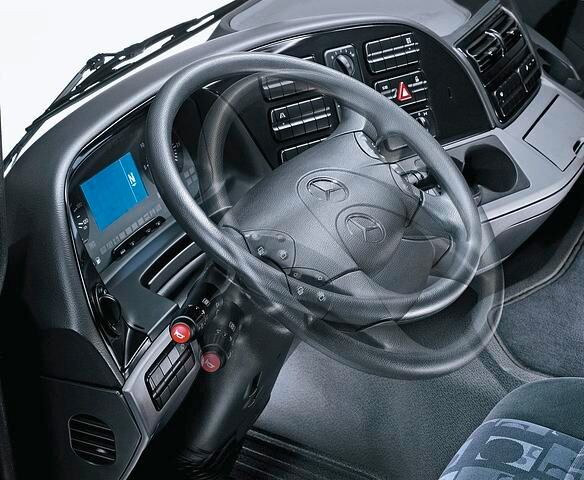 Längst steht der Fahrer im Mittelpunkt: Im ab 2003 gebauten Mercedes Actros lassen sich Sitze, Lenkrad, Schalterfeld individuell auf den jeweiligen Fahrer und sein Einsatzfeld hin konfigurieren